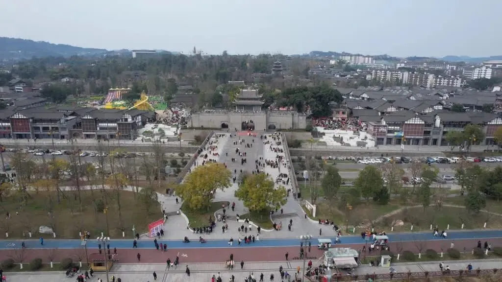 好嗨哟!蓬安这个景区人太多了,人潮掀起一股热浪,许多人上衣解开扣子,犹入夏天来了