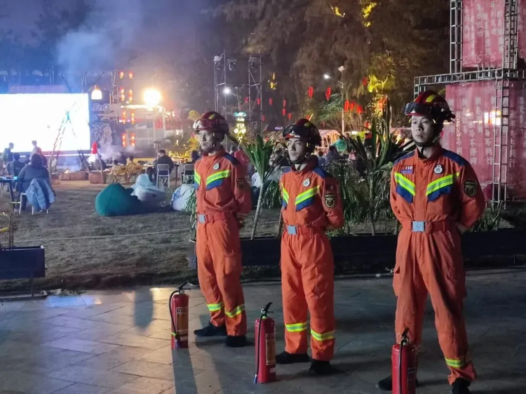 春节我在岗|涠洲岛旅游区消防水上大队:红门迎春守万家灯火,橙衣执甲护一方平安