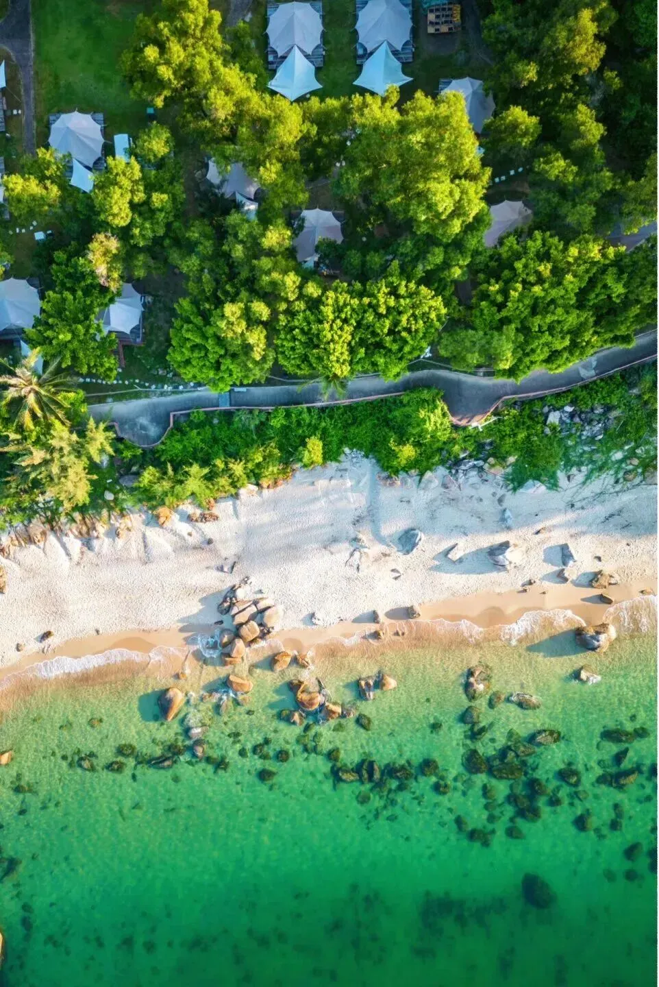 春节旅游攻略丨别再挤三亚!这座 26℃私藏海岛,果冻海媲美马代,人少平价治愈一整个冬天