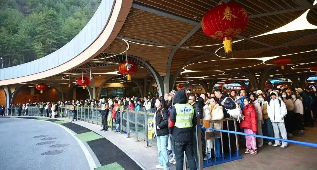 春节旅游火热九寨沟,藏蓝守护平安“警”相随