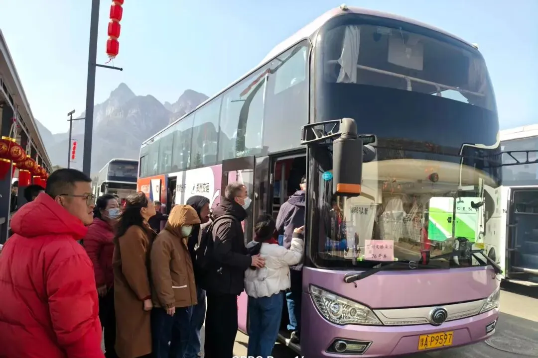 登封公司迅速响应景区高峰 高效增援保障游客出行