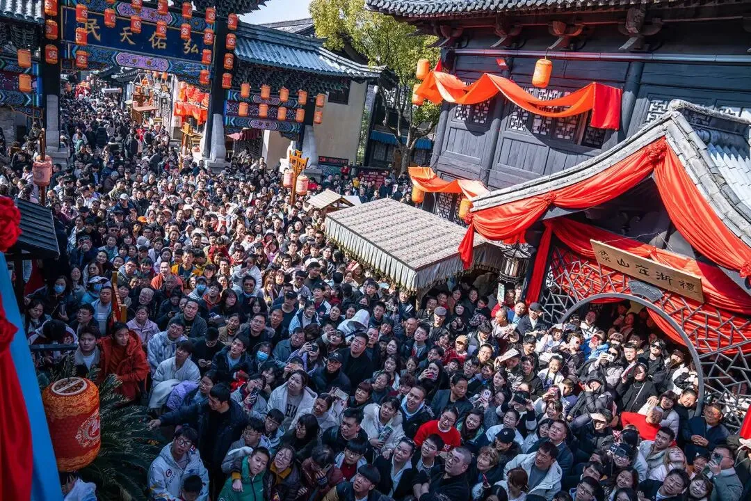 许多景区为春节客流发愁,浙江象山影视城却逆势飞涨!再现人山人海火爆景象