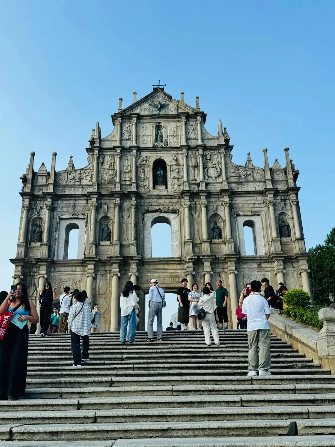 为何有人喜欢在固定的地标景点,反复拍照?