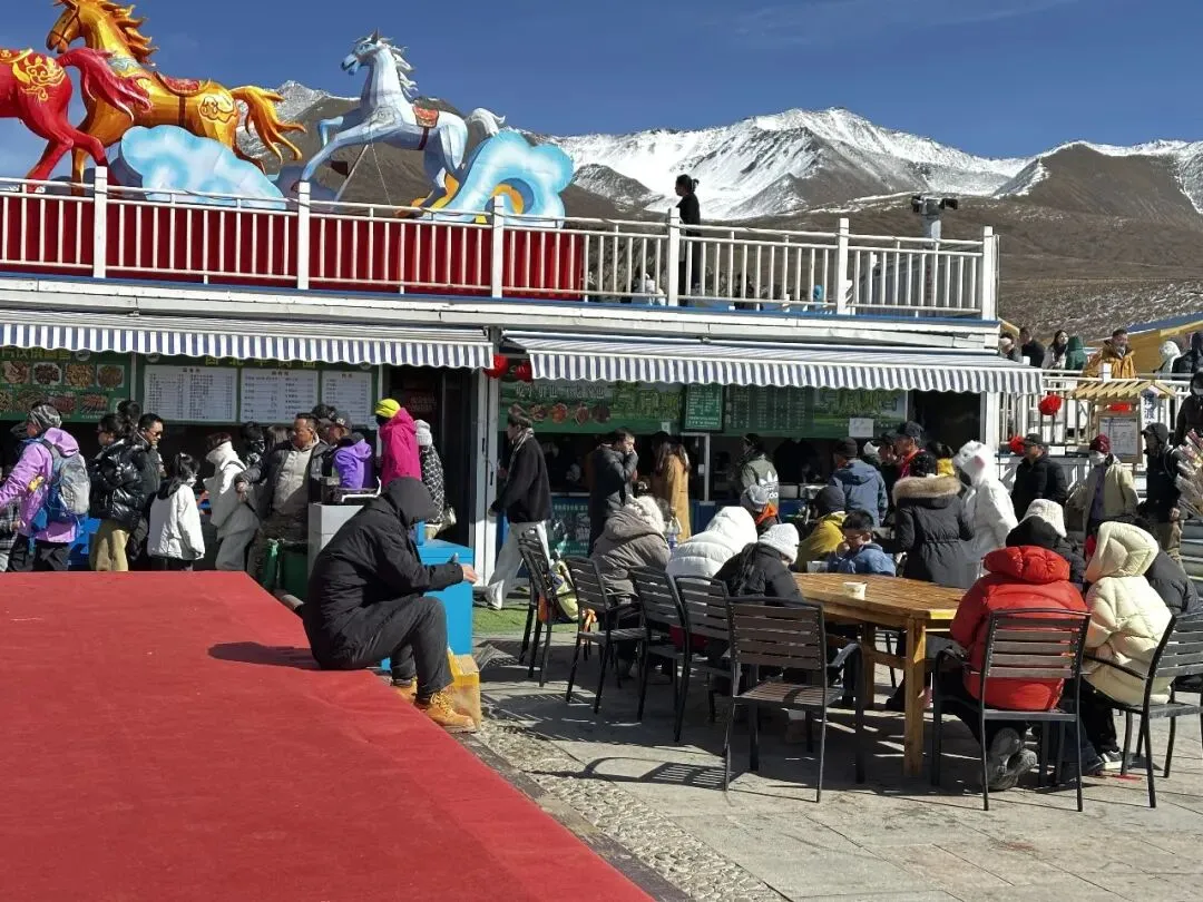 冰雪旅游领跑新春岗什卡户外运动目的地游客突破万人次