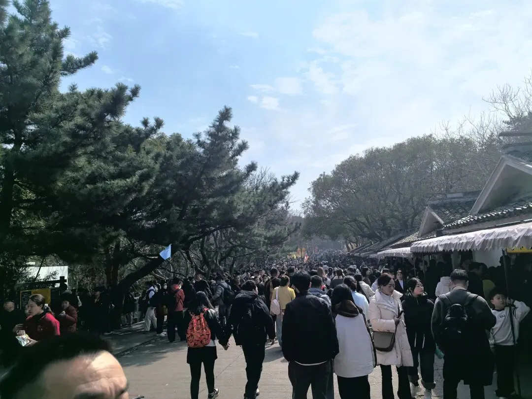 出去旅游最大的感受:“好多人啊”