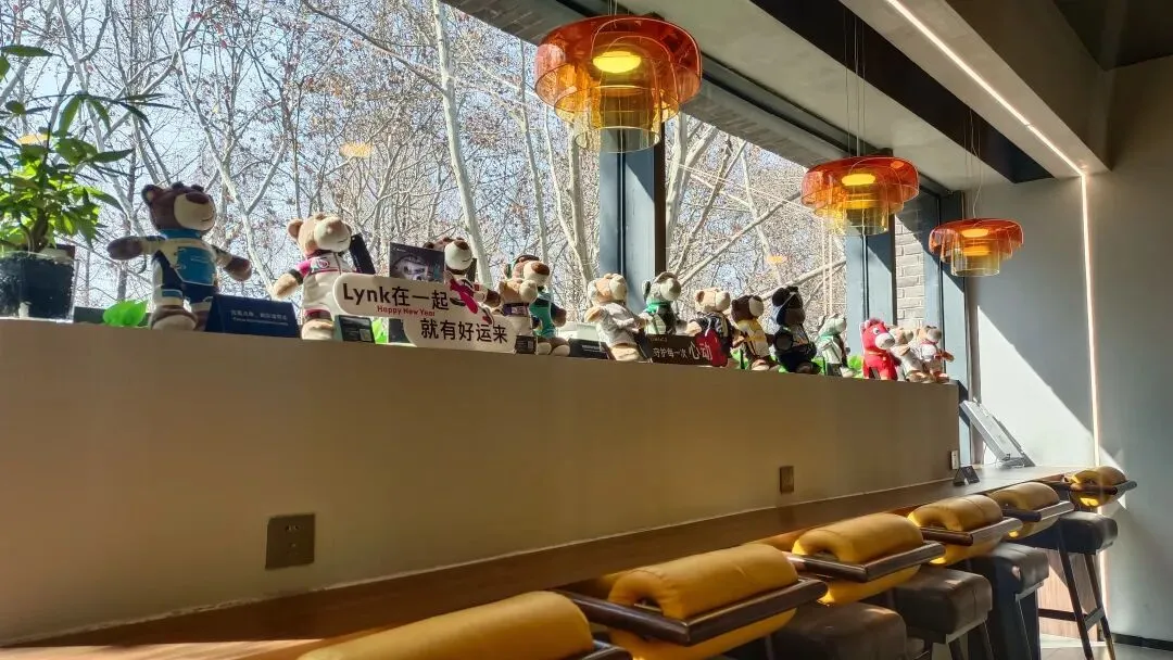 在西湖边,我发现了“反向旅游”的终极奥义