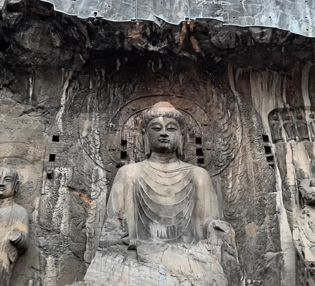 河南洛阳:龙门石窟景区游人如织,千年佛韵迎新春