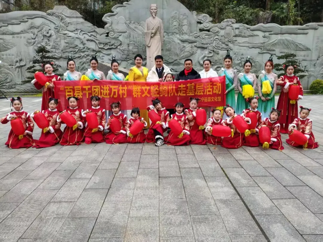 文旅志愿者送戏进景区,紫霞岩下歌舞迎春