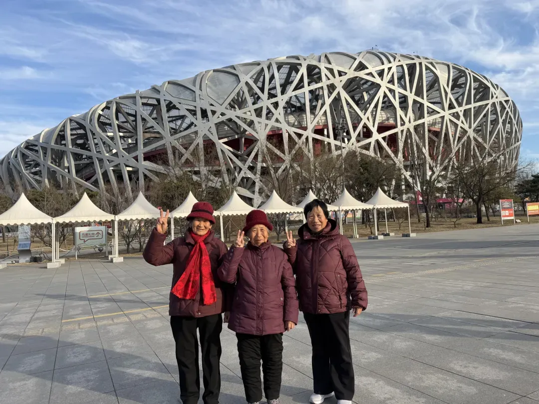 火了!临沂小伙儿包车带15口人进京旅游过年!