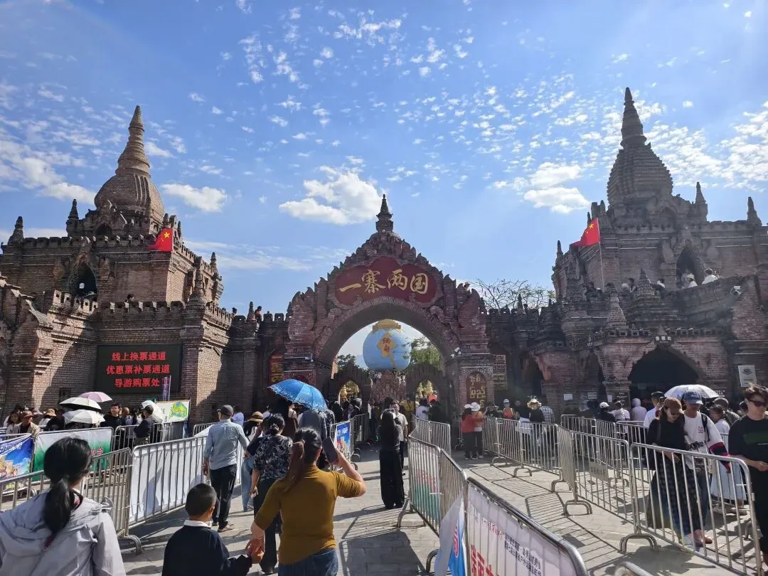 藤县老乡自驾队,第四天到达“一寨两国”景点…