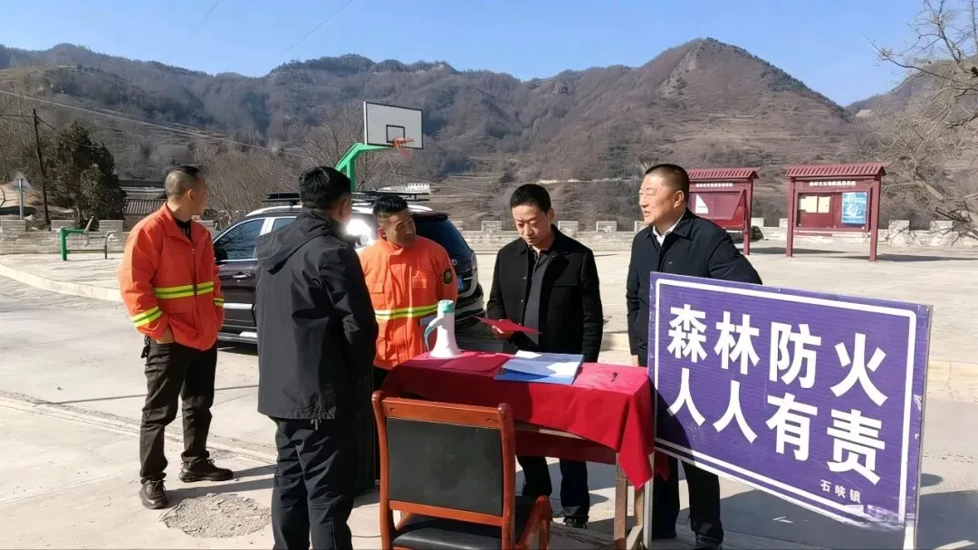 西和县八峰崖林场联合石峡派出所开展景区巡护宣传行动