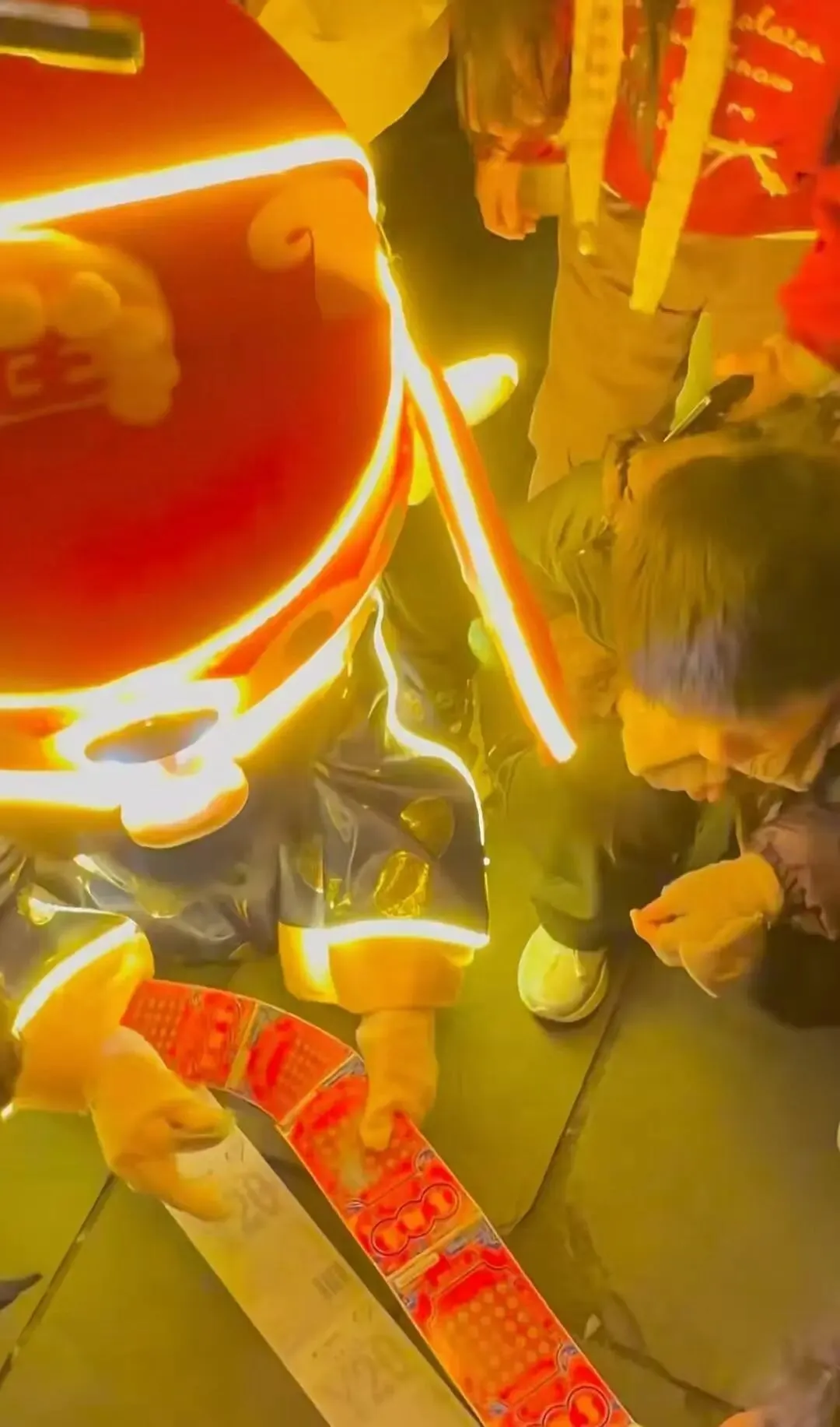 河南一景区空中撒钱 面值最高100元