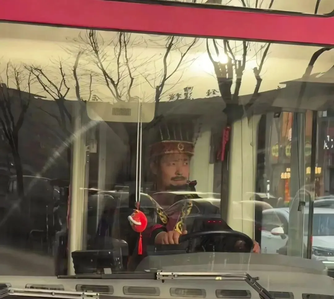 西安街头现“秦始皇”开公交,旅游公司:春节上新的主题,是否延续暂未确定