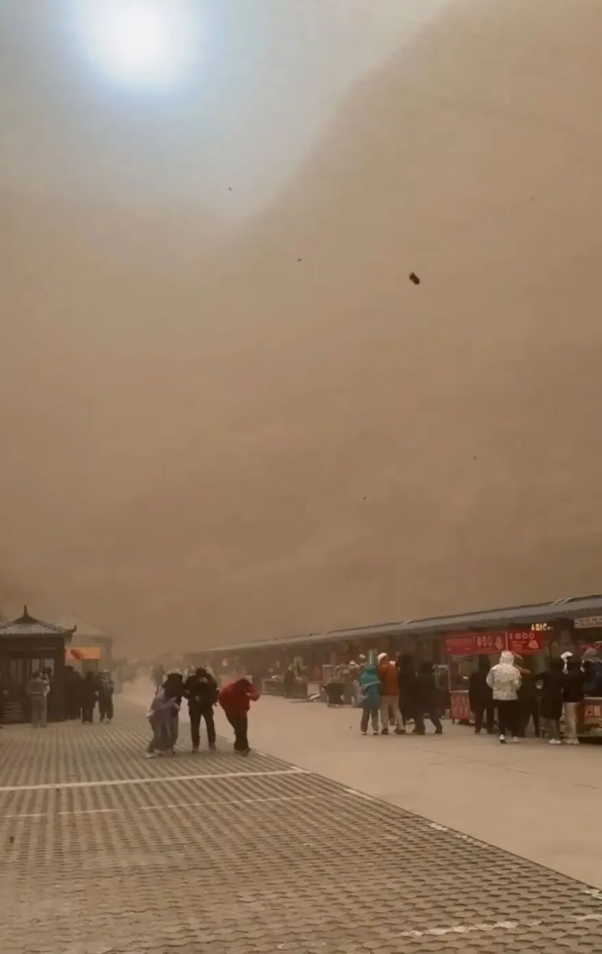2月21日,山西大同多个景区受极端大风天气影响暂停开放