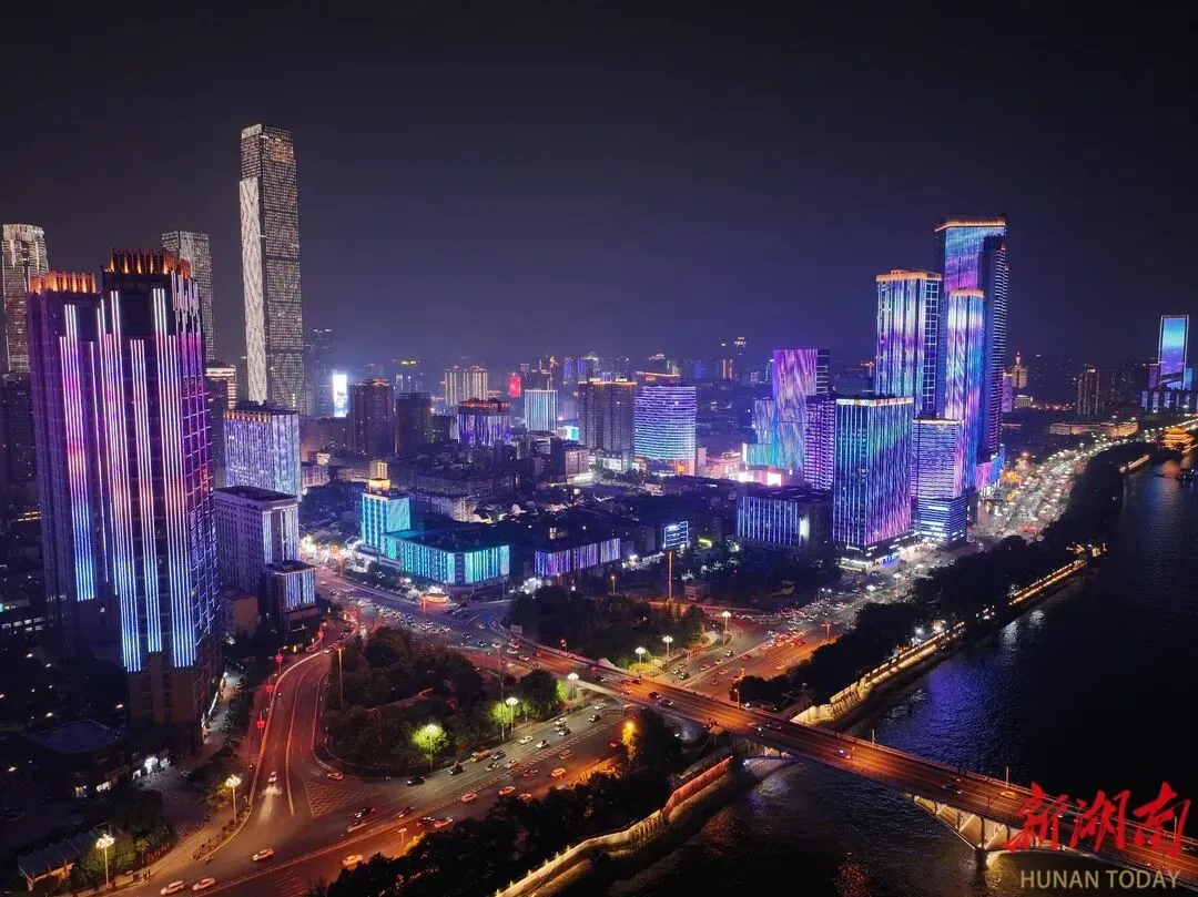 “低调宣布在旅游,请发一种很新的朋友圈”