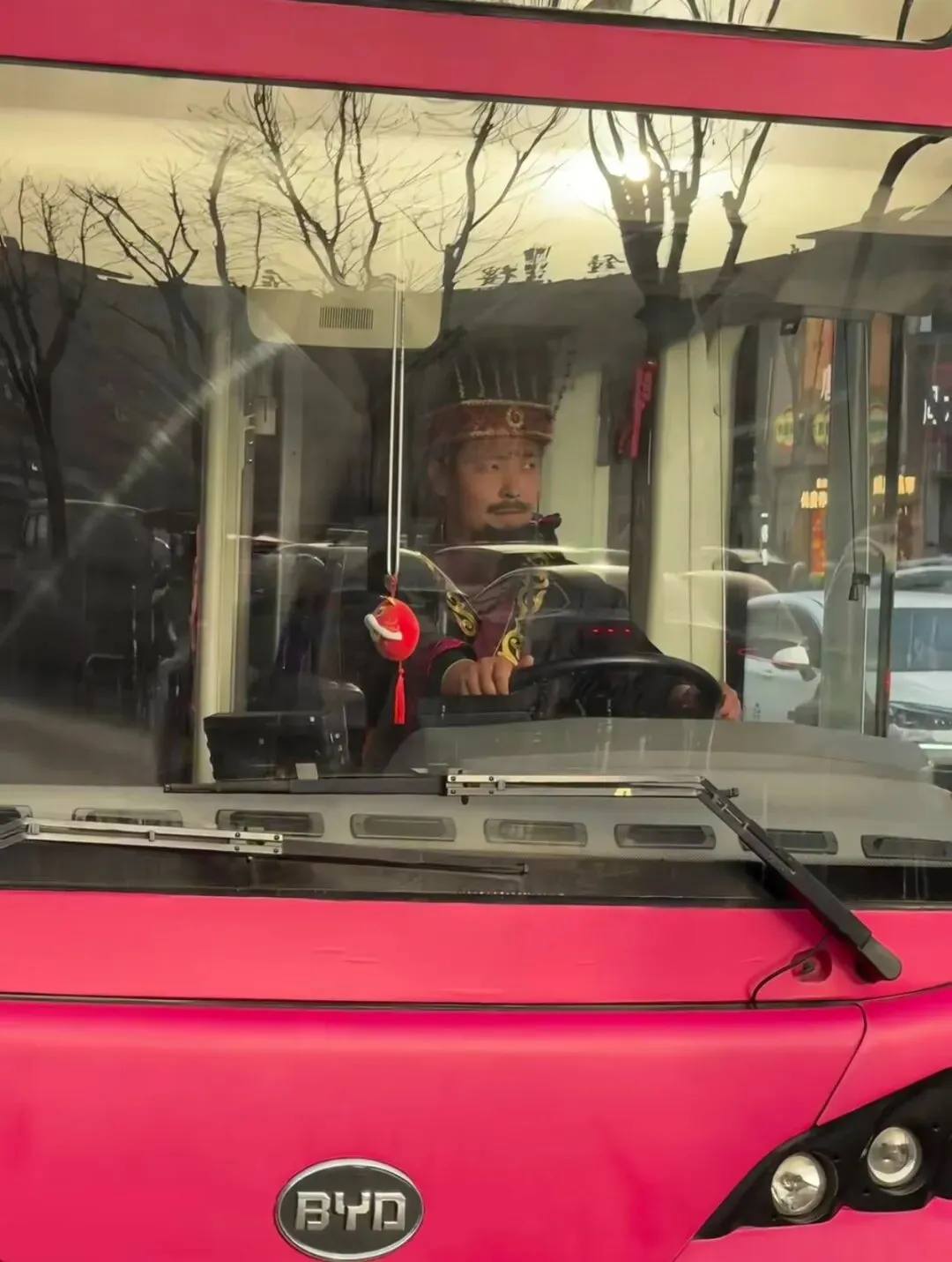 西安街头现“秦始皇”当公交司机,旅游公司回应