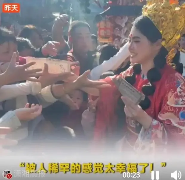 景区女财神被游客追得满场跑