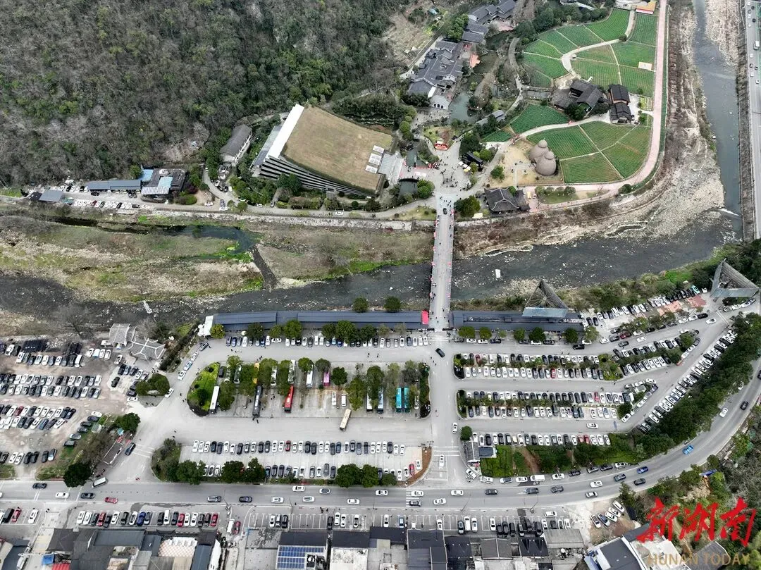 免费停车!大连游客为张家界黄龙洞景区停车场点赞