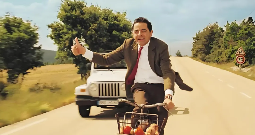 堵在路上、挤在景区、困在人生:多年前的一部电影,憨豆先生早已教给我们不焦虑的活法