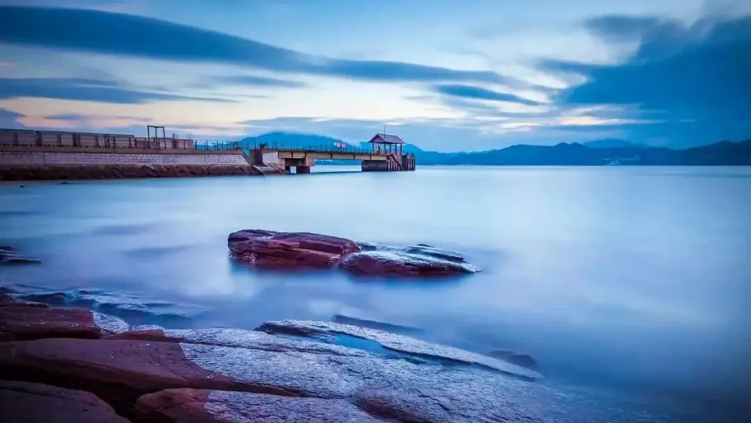 《贝加尔湖畔》带火了景区,蓝冰很美,但冰面真的不能随便踩