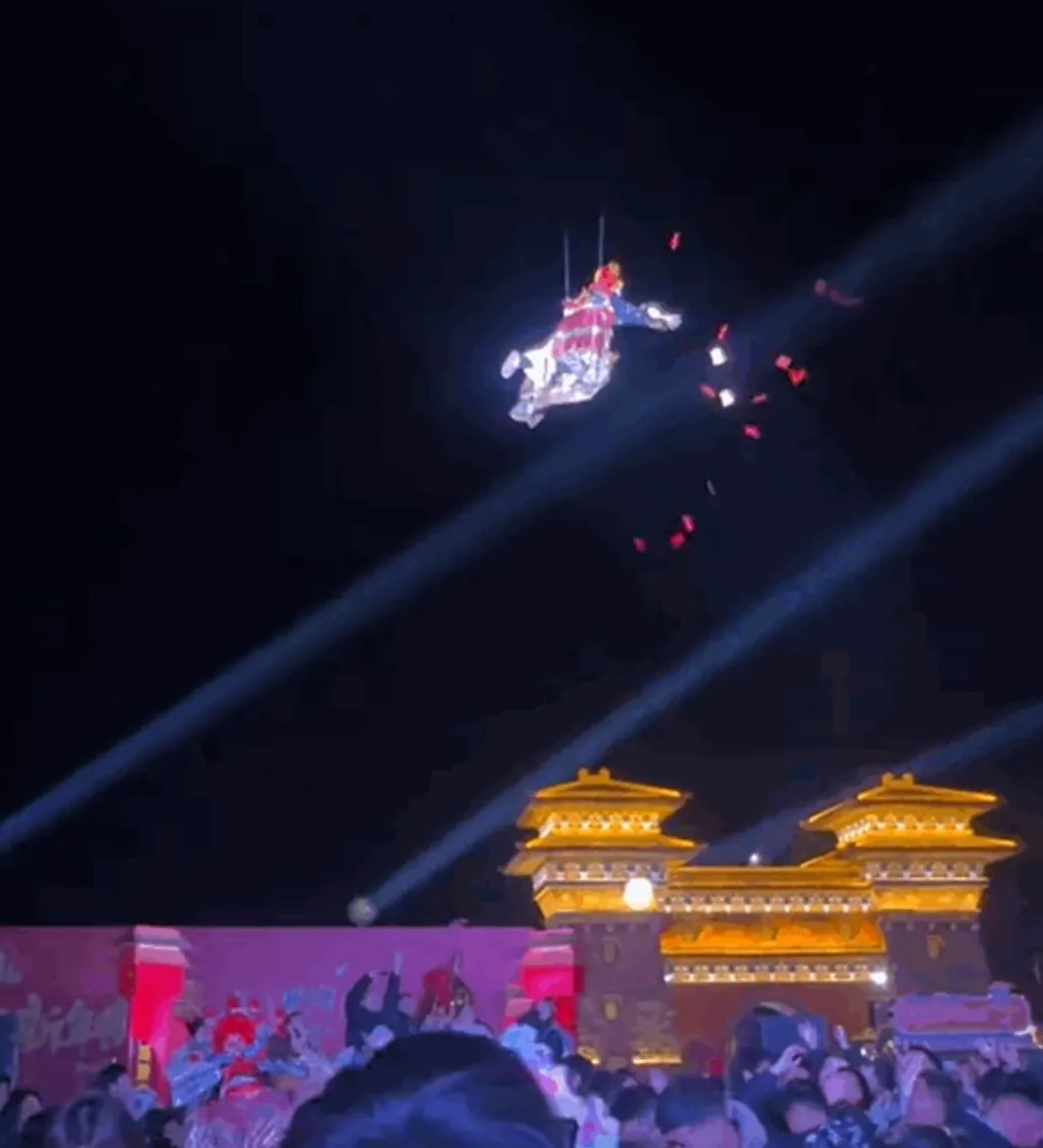 景区“财神”撒真钱,如此“财源滚滚”合适吗?