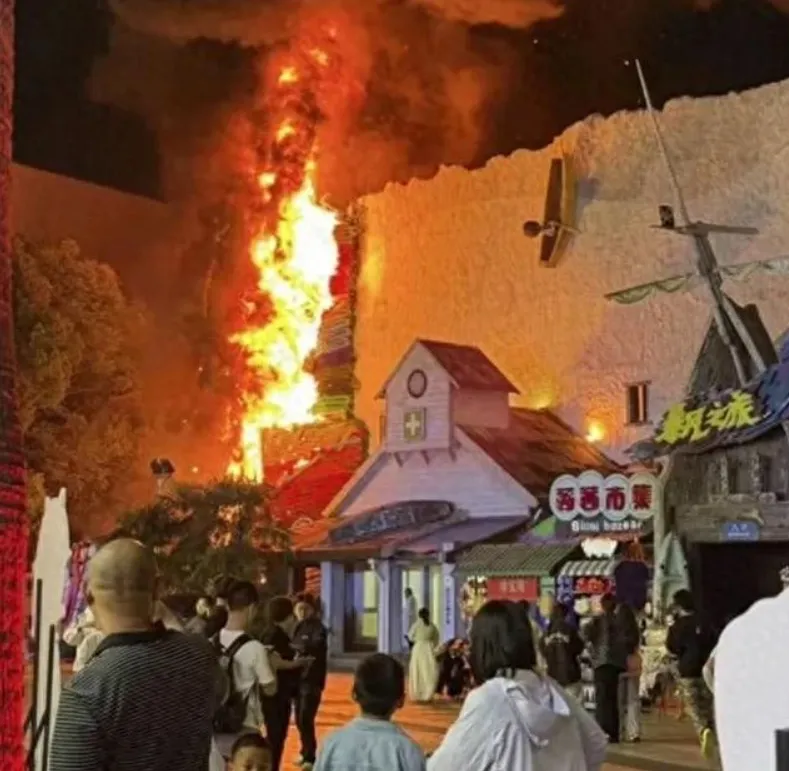 火灾突发不慌乱,景区逃生有章法