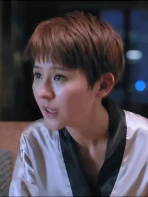 冯远征携71岁妻子回家乡,穿西装到景点,梁丹妮穿紫色风衣显年轻