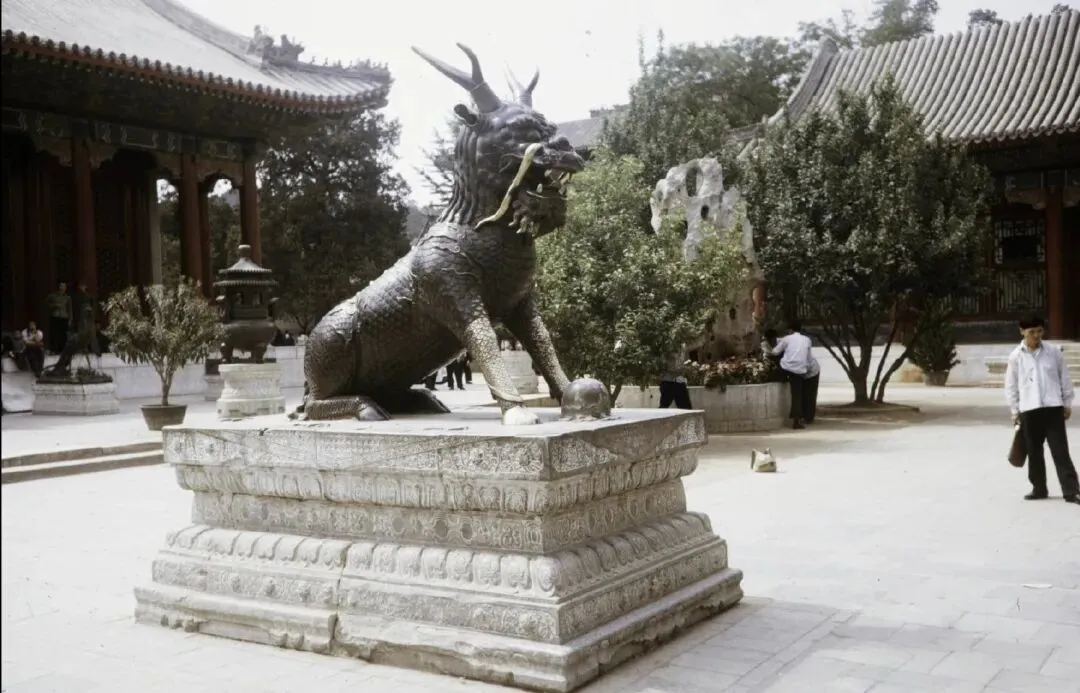 1973年北京景点的游客,玩得真随意