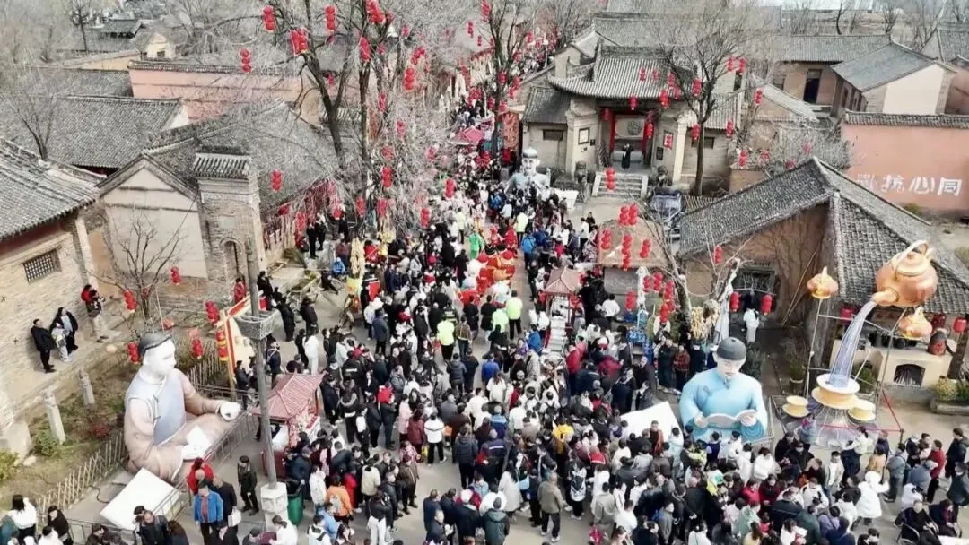 我县春节旅游热度爆棚 :美食美景美汤泉 人山人海人从众