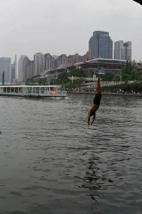 天津大爷跳水火成8A景点:这届老年人,比年轻人会玩多了