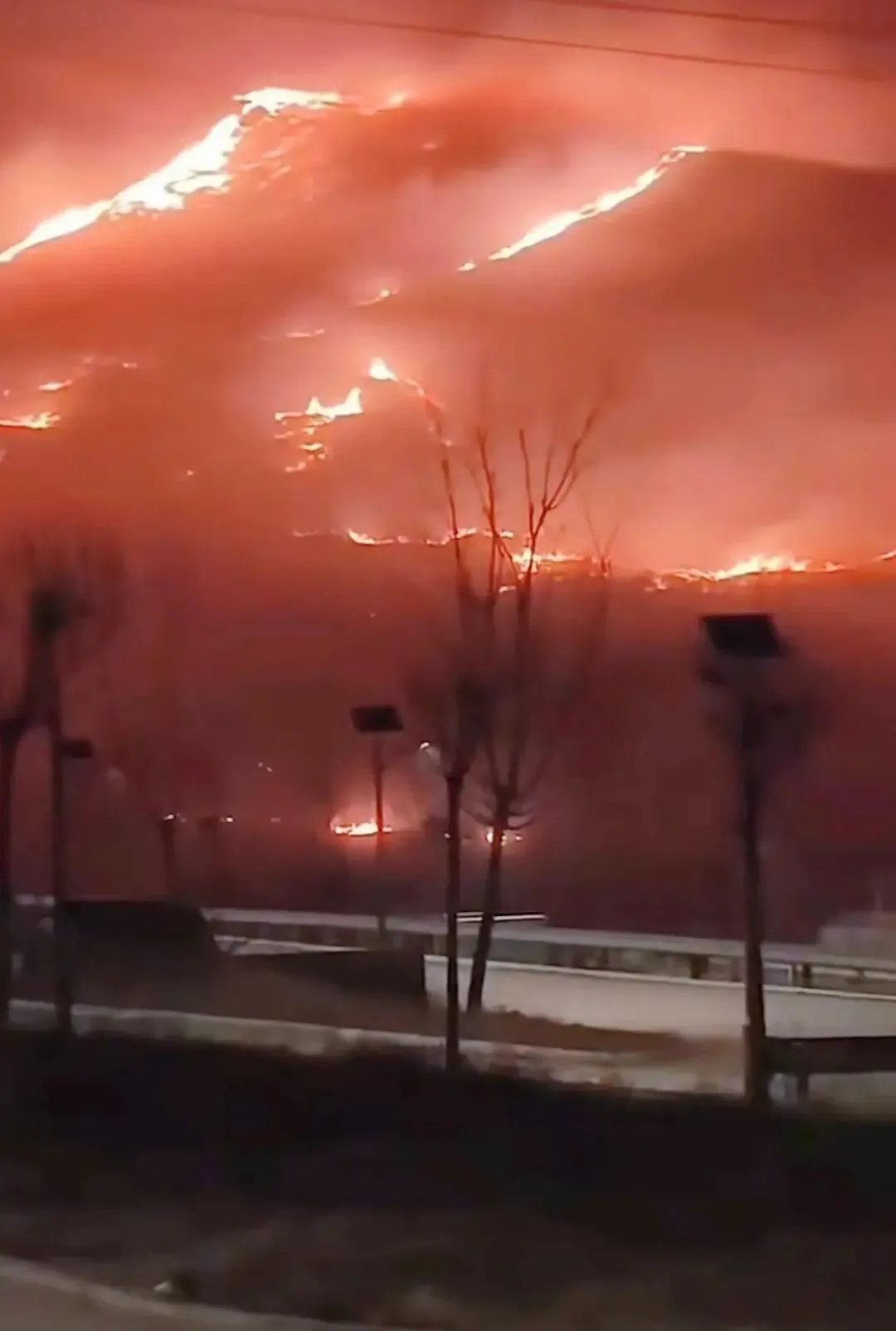 山西五台山景区发生火灾:大火持续数小时,现场画面曝光,官方通报,引热议