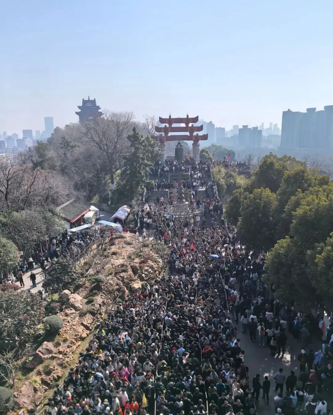 在武汉,为什么说消费降级了,但旅游依旧人山人海