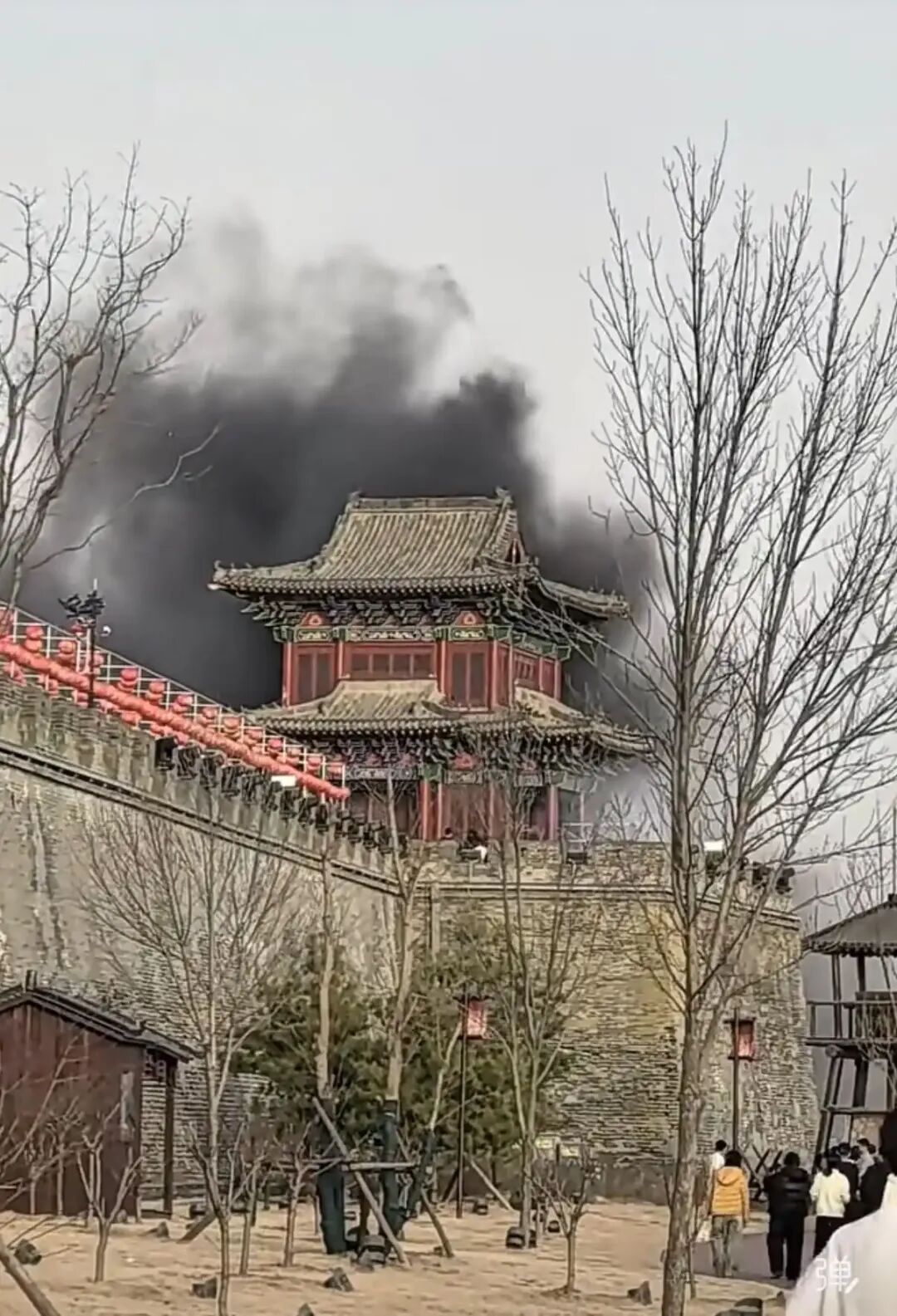 关注 | 邯郸广府古城景区突发火灾!两层城楼浓烟滚滚!系游客扔烟头引燃!