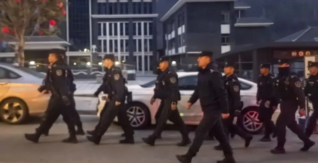 春节我在岗 | 甘孜特警坚守海螺沟景区 以忠诚守护新春平安