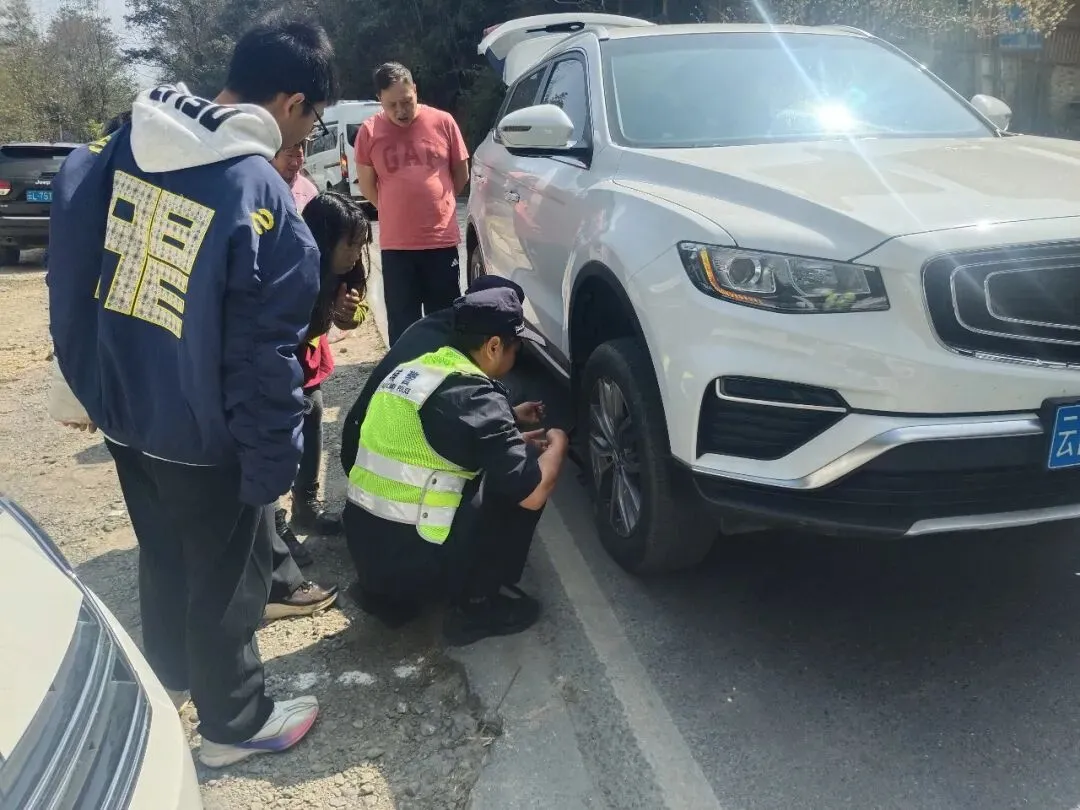 景区车辆突发爆胎被困 交警暖心相助守护平安路