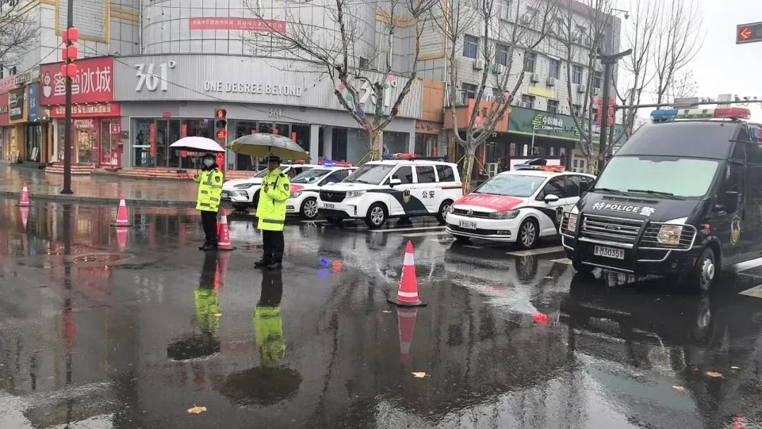 万荣交警春节收官战:雨中严查 + 景区护航,平安拉满!