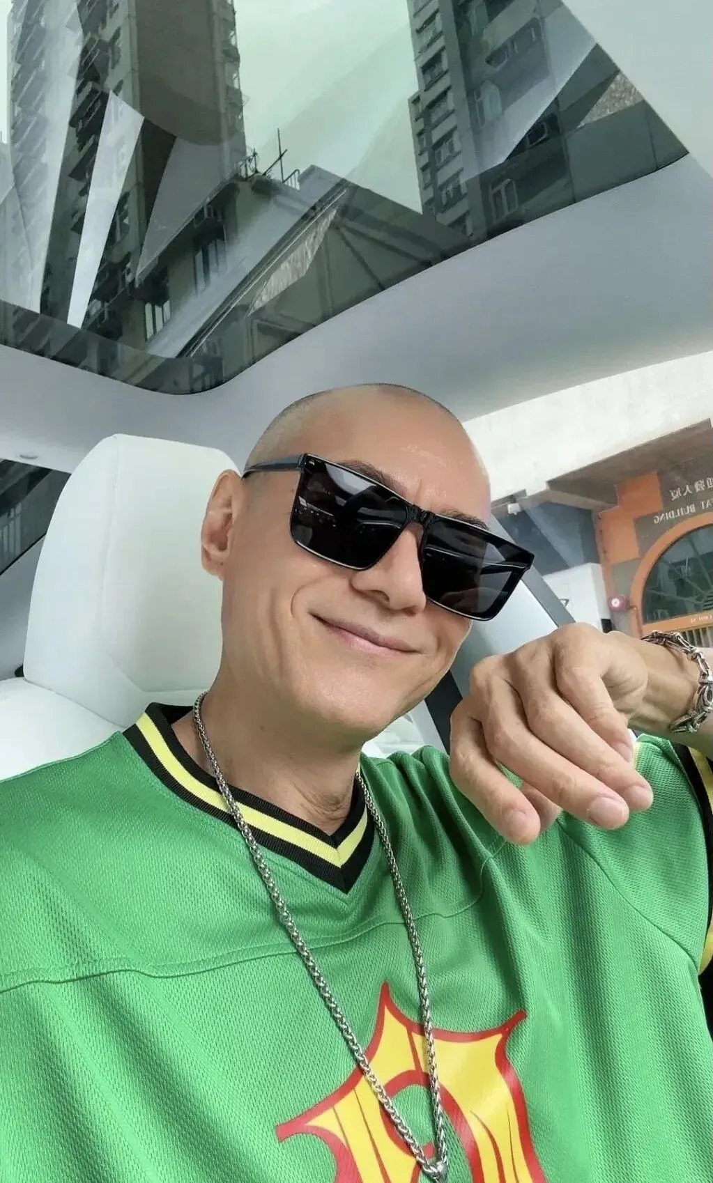 香港知名男星新年现身内地多个景区,被指瘦到皮包骨,网民担心其患病