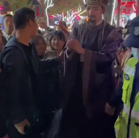 西安这人造景点挤爆了!游客追着古人要合影,本地人根本挤不进去