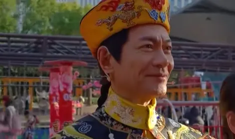 64岁男演员春节在景区打工,暴瘦引担忧!曾自曝不再拍戏...