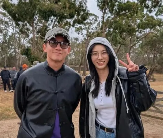 42岁郑恺在澳洲旅游被偶遇,身材矮小,个子目测只有1.65米左右