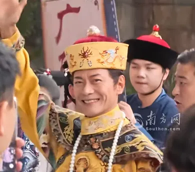 知名男演员现身景区打工!暴瘦脸颊凹陷,颈纹明显引网友担忧