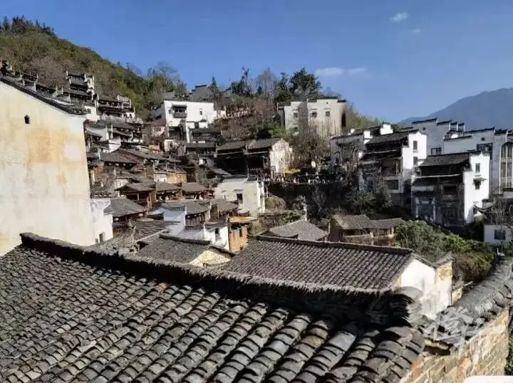 江西知名景区附近突发山火,疑因游客放烟花,目击者:起火现场距民宿数百米,有人开车逃离