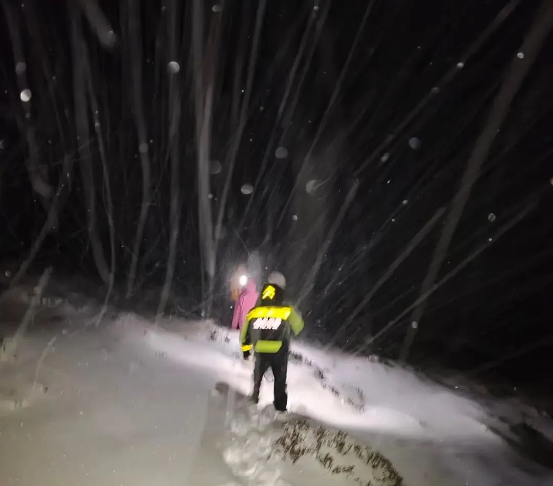 跟团去西藏旅游的失联女生在一处牛棚里找到,她利用牛粪取暖