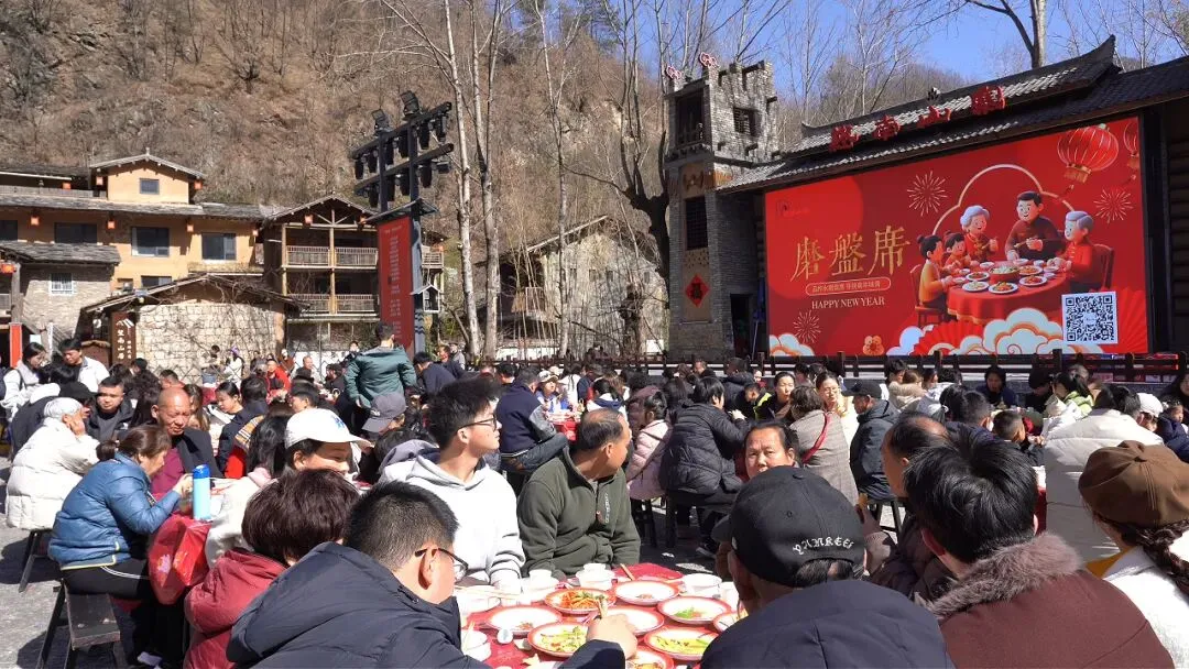 寻味柞水丨春节期间终南山寨景区“磨盘席”受热捧