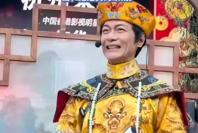 64岁男演员春节在景区打工,暴瘦成“纸片人”!脸颊凹陷颈纹明显,曾自曝不再拍戏