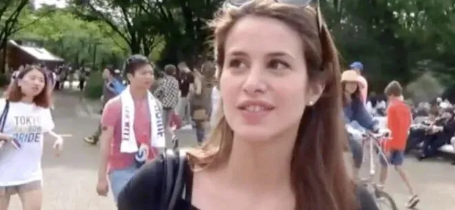 美国美女来中国旅游,刚进地铁站就被拦住,直呼:太不可思议了