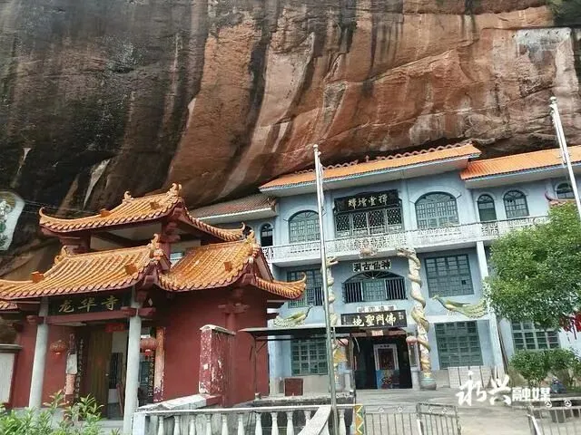 小众旅游景点推荐:佛光普照下的丹霞地貌