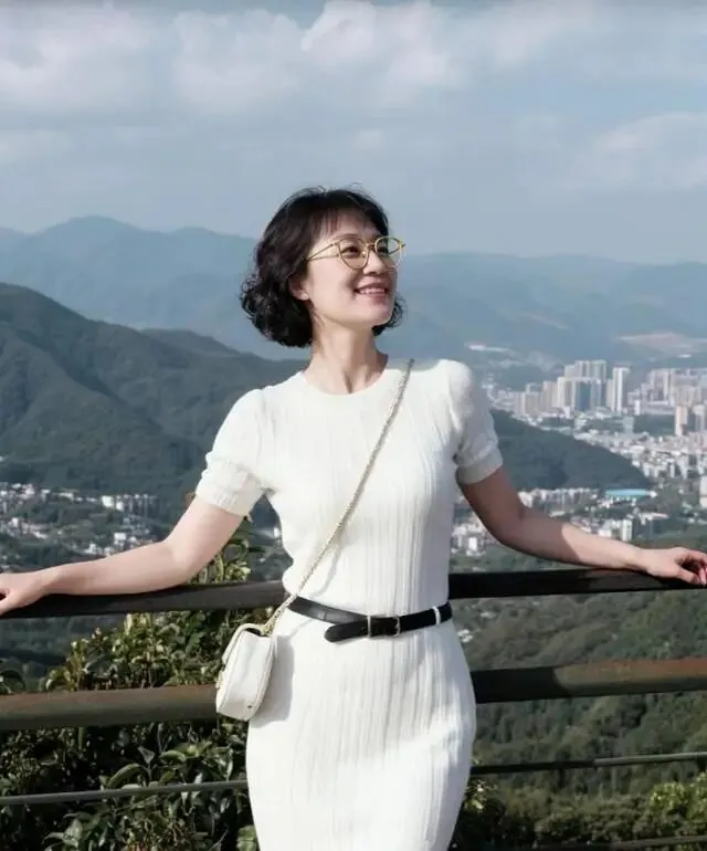 退休后出门旅游,吃饭时要注意这2点,少受罪不浪费