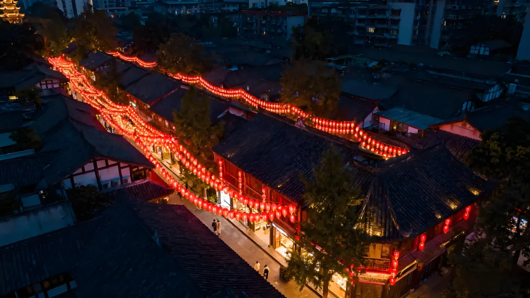 大批俄罗斯人“霸占”四川成都街头,打着旅游的幌子,不看大熊猫不去武侯祠,到底被啥迷住了?