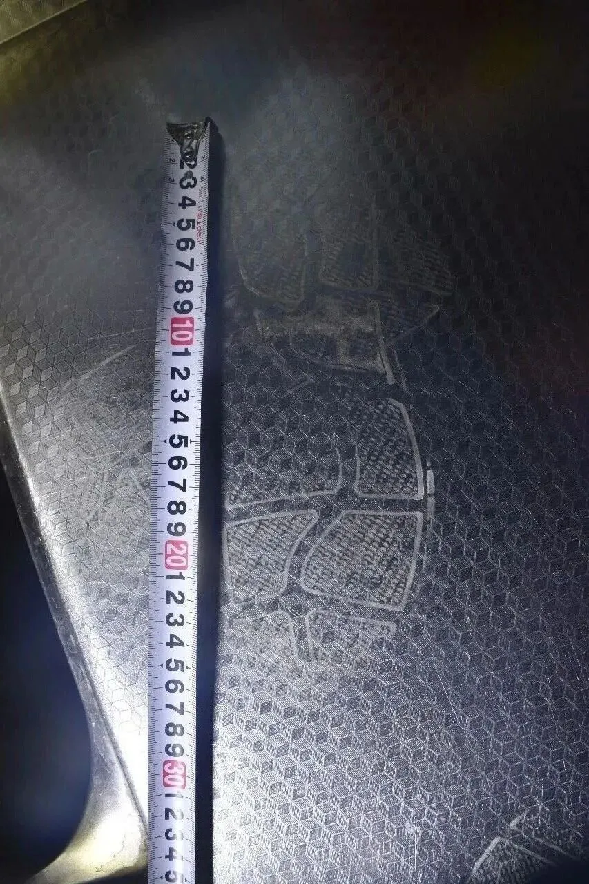 女子旅游归来发现金饰不见,男友却着急去擦厨房的脚印并否认盗窃:只是去拿充电器